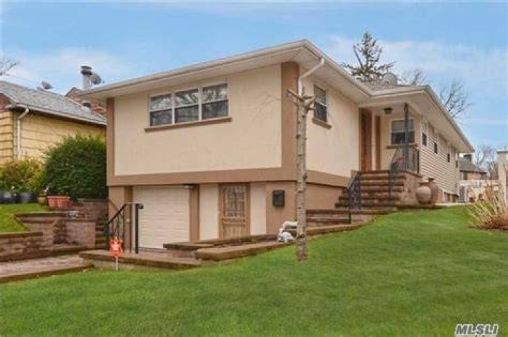Are there mother daughter homes in Queens NY?