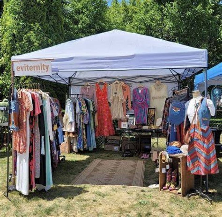 Can you buy clothes at a flea market?