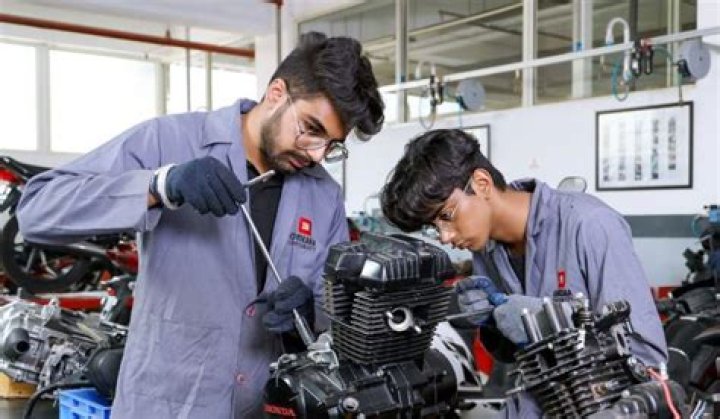 Do mechanical engineers work full time?