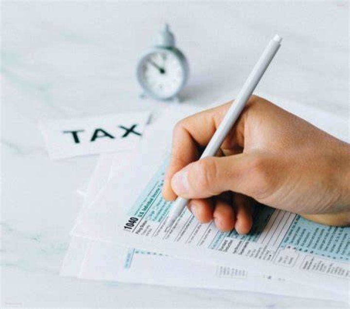 Does a minor have to file taxes if they get a 1099?
