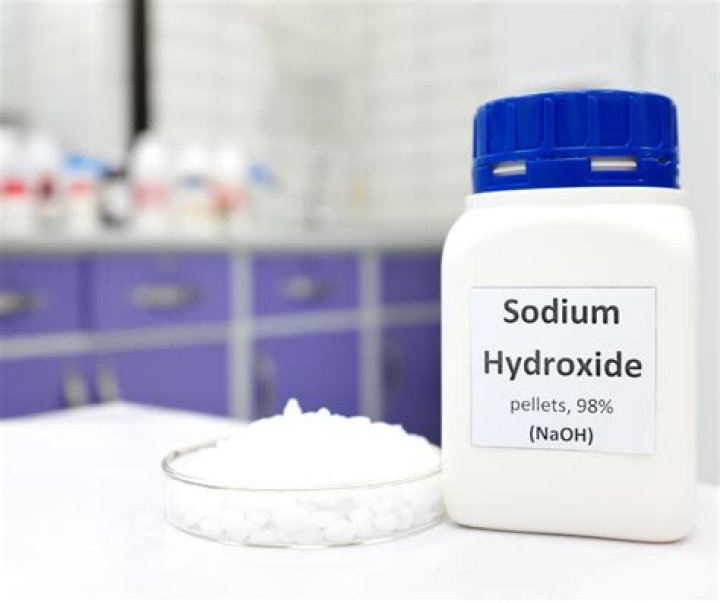 Does sodium hydroxide dissolve gold?