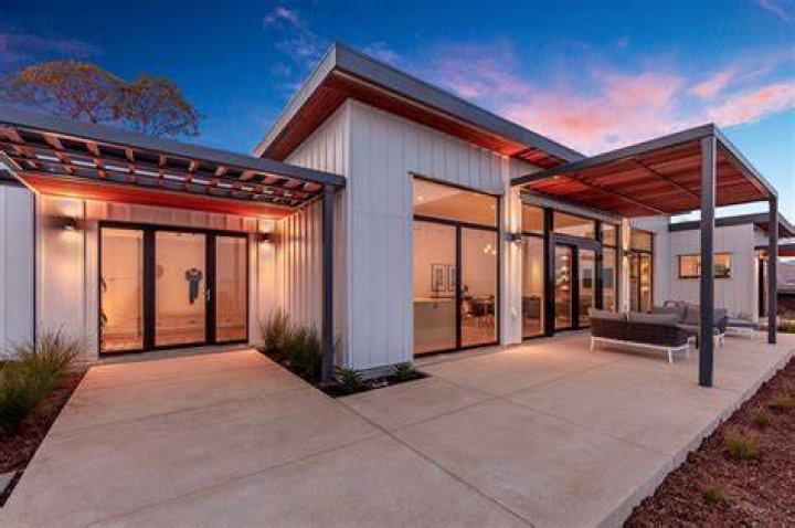 How are custom homes appraised?