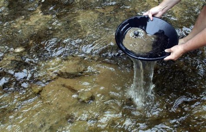 How do you separate gold panning?