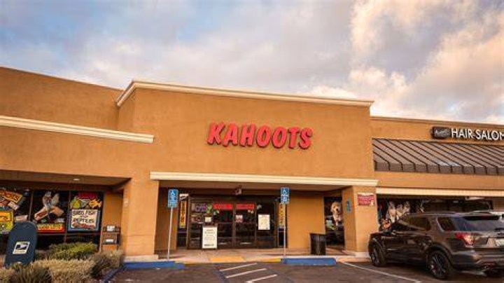 How many kahoots pet stores are there?