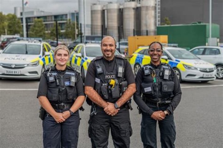 How much do parking enforcement officers make UK?