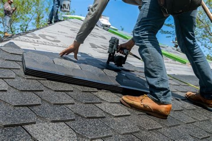 How much do roofers make in Canada?