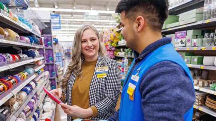 How much does an Walmart store manager make?