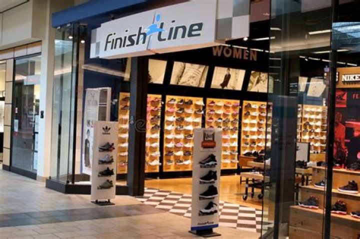 How much does Finish Line shoe store pay?