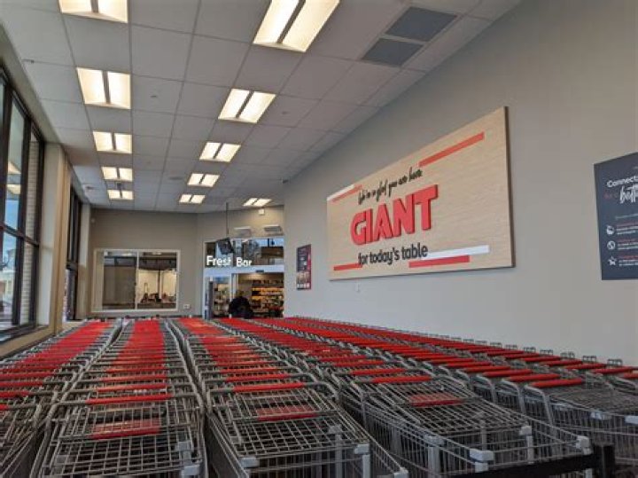 How much does Giant Food Stores pay?
