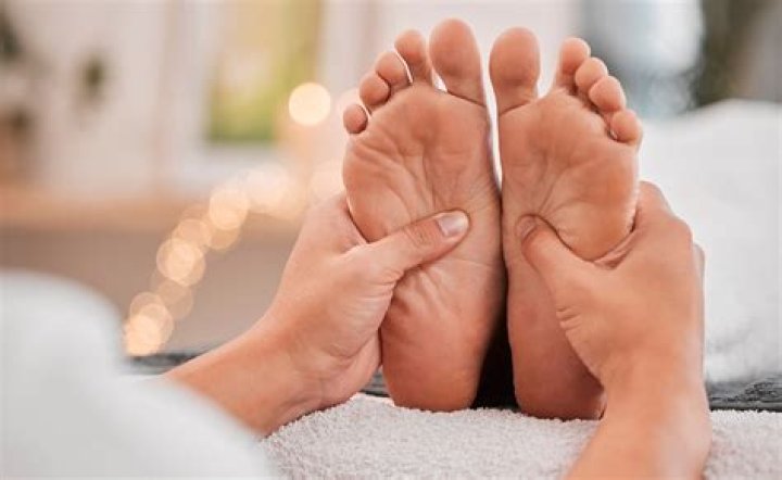 How much money does a reflexologist make?