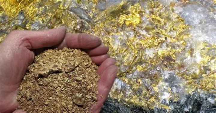 Is gold found in garnet?