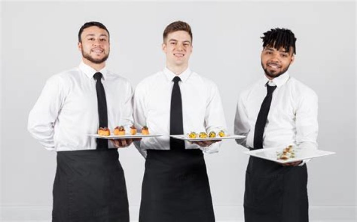 What are the main difference of on premise catering and off premise catering?