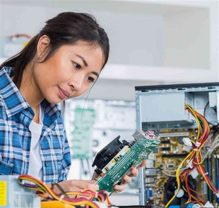 What is the job description of a computer technician?