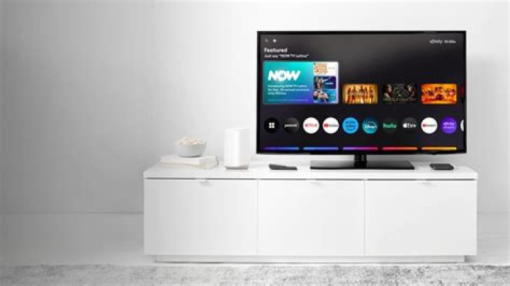 When did Comcast start offering Internet?
